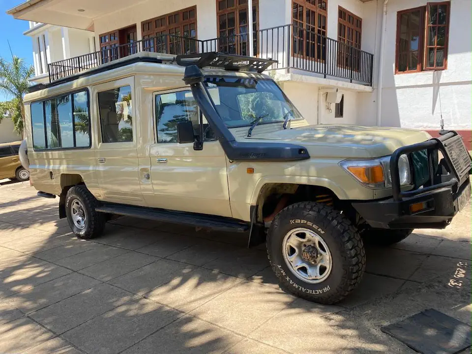 Land Cruiser (extended) safari vehicle